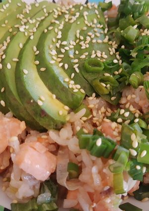 Una foto de Yakimeshi de salmón y camarones