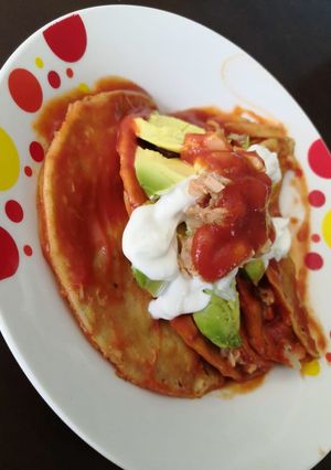 Una foto de Entomatadas de atún guisado