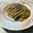 Salchichas encebolladas y vino blanco