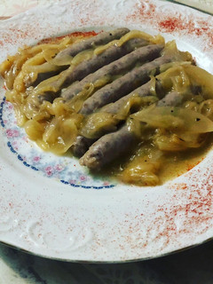 Una foto de Salchichas encebolladas y vino blanco