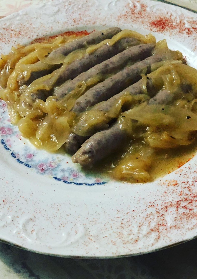 Una foto de Salchichas encebolladas y vino blanco