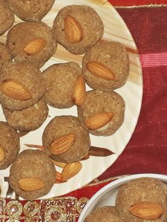 गोंद के लड्डू (gond ke ladoo recipe in Hindi) रेसिपी मुख्य फोटो