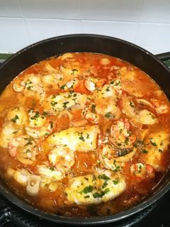 Una foto de Suquet de rap amb gambes i calamar 🐟🦐