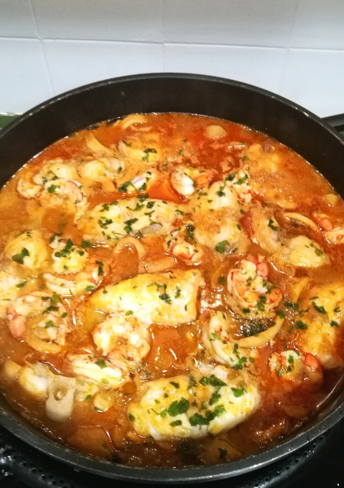 Una foto de Suquet de rap amb gambes i calamar 🐟🦐