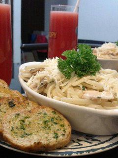 Foto resep Chicken Fettuccine white sauce ft garlic bread