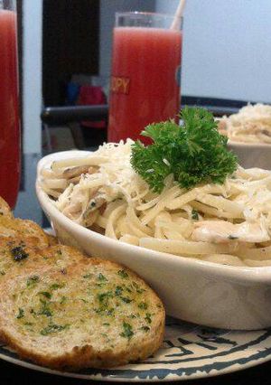 Foto resep Chicken Fettuccine white sauce ft garlic bread