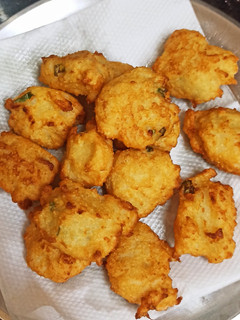 भात / चावल के पकौड़े(rice pakoda recipe in hindi) रेसिपी मुख्य फोटो