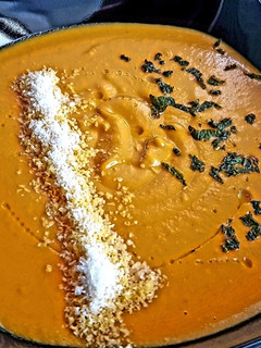Una foto de Crema fría de zanahoria🥕 manzana🍏jengibre y leche de coco🥥