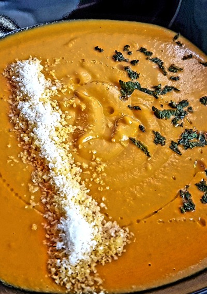 Una foto de Crema fría de zanahoria🥕 manzana🍏jengibre y leche de coco🥥