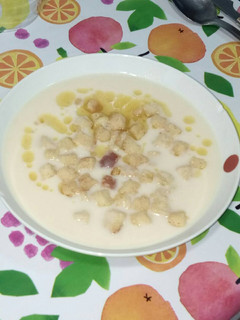 Una foto de Sopa fría de cebolla y tomate