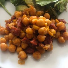 A picture of Garbanzos with chorizo.