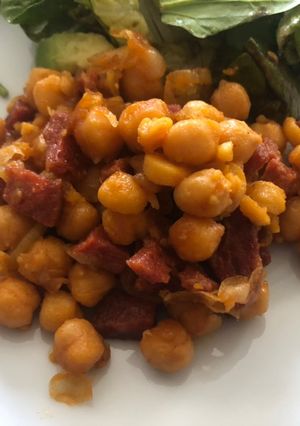 A picture of Garbanzos with chorizo.