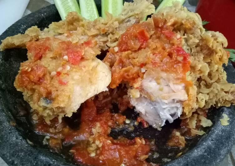 makanan Sambal ayam geprek by me yang Lezat Sekali