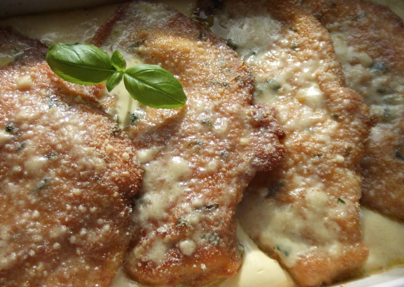 Milanesas de pollo con crema de quesos