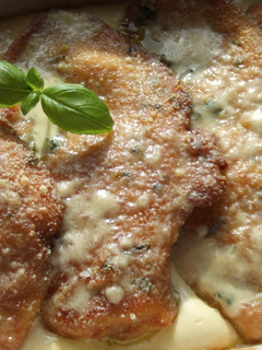 Una foto de Milanesas de pollo con crema de quesos