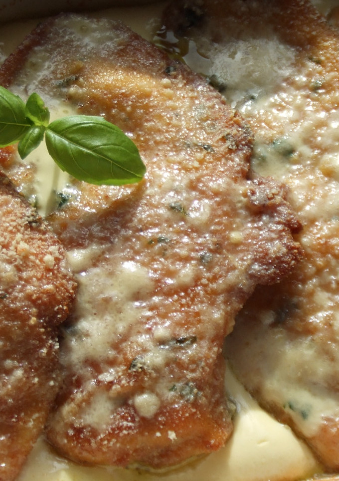 Una foto de Milanesas de pollo con crema de quesos