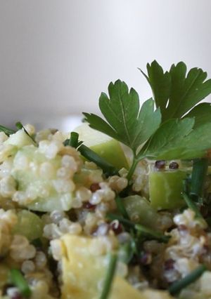 Una foto de 😉 Cómo hacer ensalada vegana de quinoa - 👉 ensaladas veganas fáciles y económicas