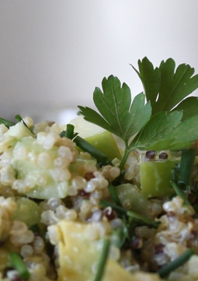 Una foto de 😉 Cómo hacer ensalada vegana de quinoa - 👉 ensaladas veganas fáciles y económicas