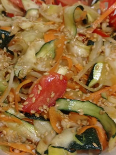Una foto de Ensalada de calabacín con sésamo