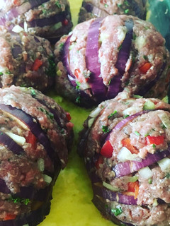 Una foto de Berenjena rellena de carne molida
