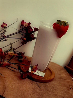 عکسی از دستور اسموتی موز و توت فرنگیBanana and strawberry smoothie🍓🍌