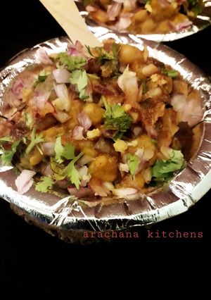 A picture of Samosa chaat.