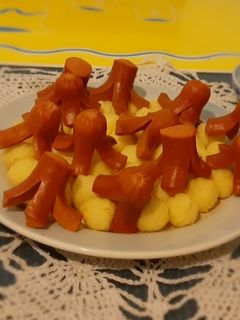 Una foto de Pulpitos de vienesa con papas duquesa