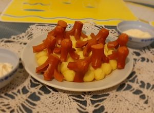 Una foto de Pulpitos de vienesa con papas duquesa