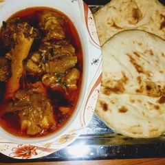 A picture of Paye with tandori roti.