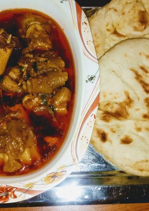 A picture of Paye with tandori roti.