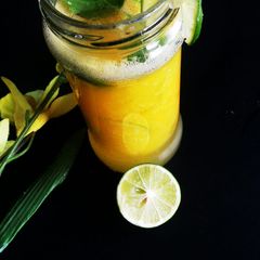 A picture of Sweet and tangy mango Lemonade🍹jar.