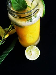 A picture of Sweet and tangy mango Lemonade🍹jar.