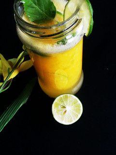 A picture of Sweet and tangy mango Lemonade🍹jar.