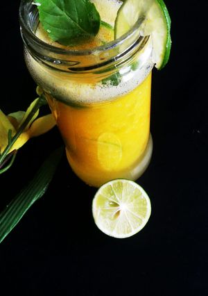 A picture of Sweet and tangy mango Lemonade🍹jar.