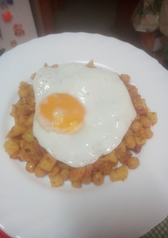 Una foto de Garbanzos refritos con huevo frito