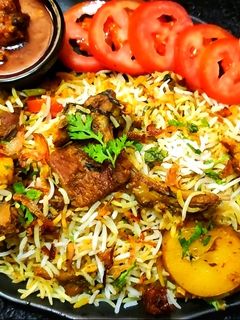 चिकन-मलई हंडी दम बिर्याणी (chicken malai handi dum biryani recipe in marathi) रेसिपी चे मुख्य फोटो 