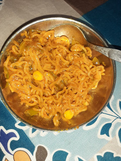 शेजवान मैगी(Schezwan Maggi recipe in Hindi) रेसिपी मुख्य फोटो