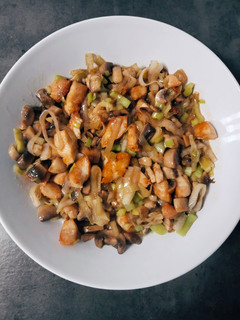 Una foto de Salteado de pollo, champiñones y puerro