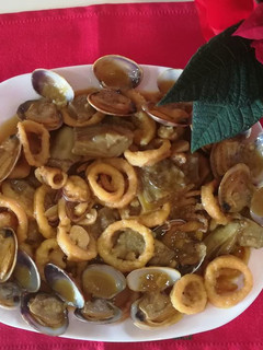 Una foto de Calamares con alcachofas y almejas