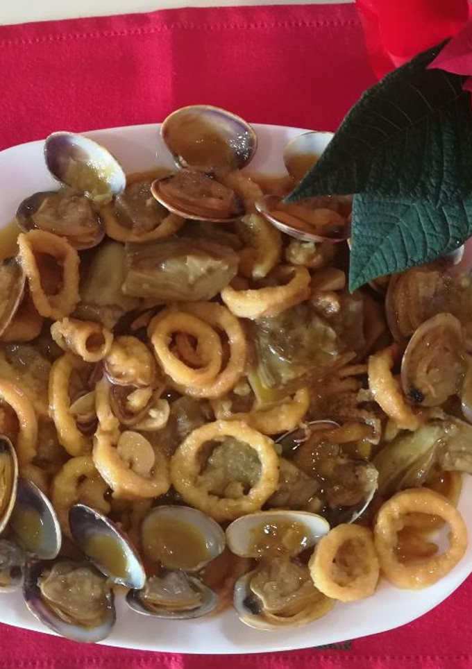 Una foto de Calamares con alcachofas y almejas