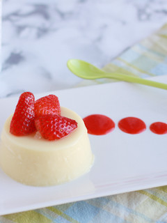 Una foto de Panna cotta de piña colada con fresas