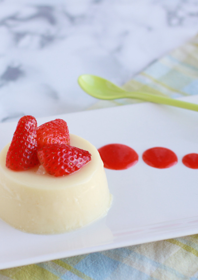 Una foto de Panna cotta de piña colada con fresas