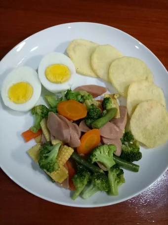 Cara Mudah Membikin Resep Tumis brokoli, kentang goreng, dan telur rebus yang Lezat Anti Ribet, Lezat Sekali