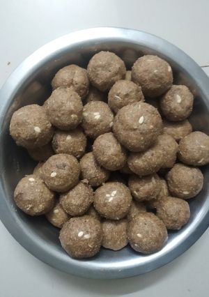 મેથીના લાડવા (Methi Ladoo recipe in Gujarati) રેસીપી મુખ્ય ફોટો