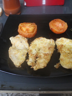 Una foto de Pechuga de pollo rebozada con tomate
