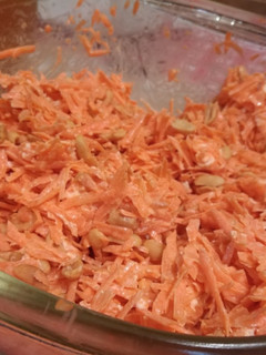 Una foto de Ensalada de zanahoria, queso y maní