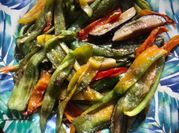 Una foto de parrillada de verduras