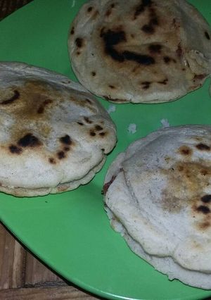 Una foto de Arepa frijol choriqueso