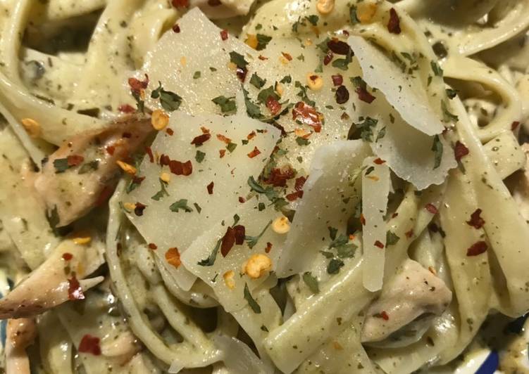 Easy Creamy Basil Pesto Alfredo Fettuccini with Chicken Easy Creamy Basil Pesto Alfredo Fettuccini with Chicken