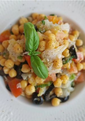 Una foto de Ensalada de garbanzos y bacalao ahumado con vinagreta de escalonias y apio